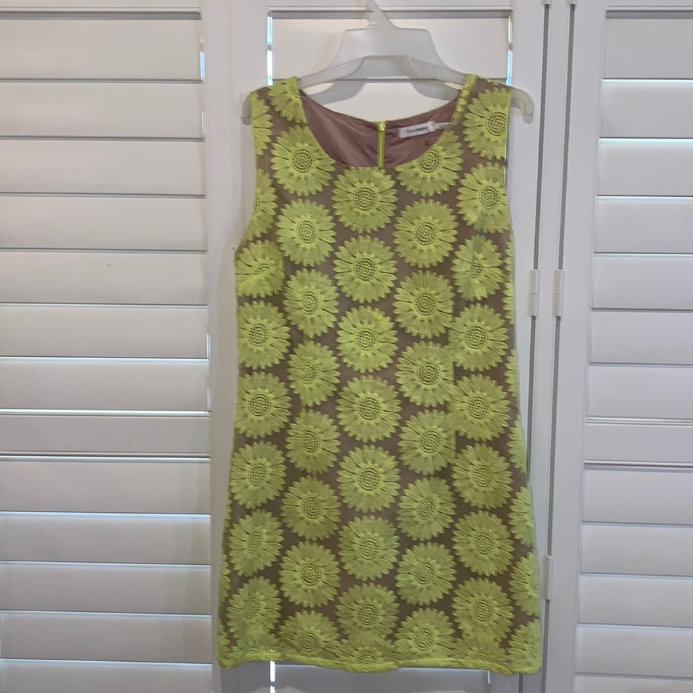 Retro 60 style sheath dress featuring yellow stylized flowers